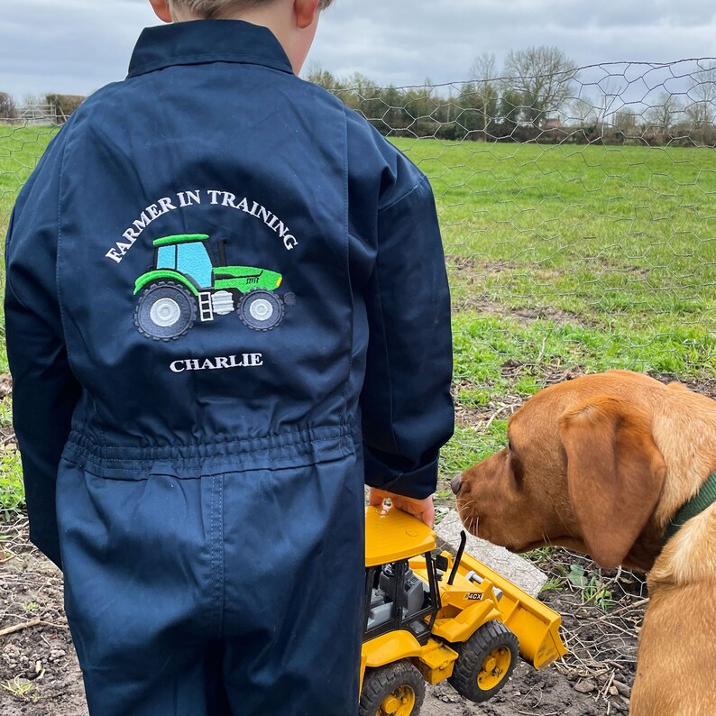 GEPERSONALISEERDE Kids boer in opleiding Navy overalls Boilersuit Puddlesuit verjaardagscadeau, Kids Navygeborduurde boerderij alles in één, tractor thema afbeelding 2