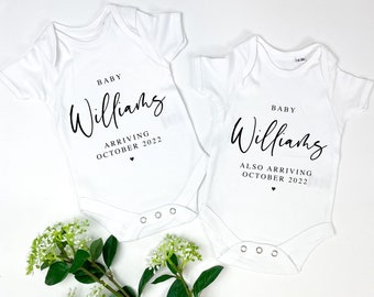 TWINS Nom de famille de bébé imprimé personnalisé AVEC MOIS Gilet bébé, Twins Pregnancy Reveal, New Baby Vest Reveal, Twins Pregnancy Announcement