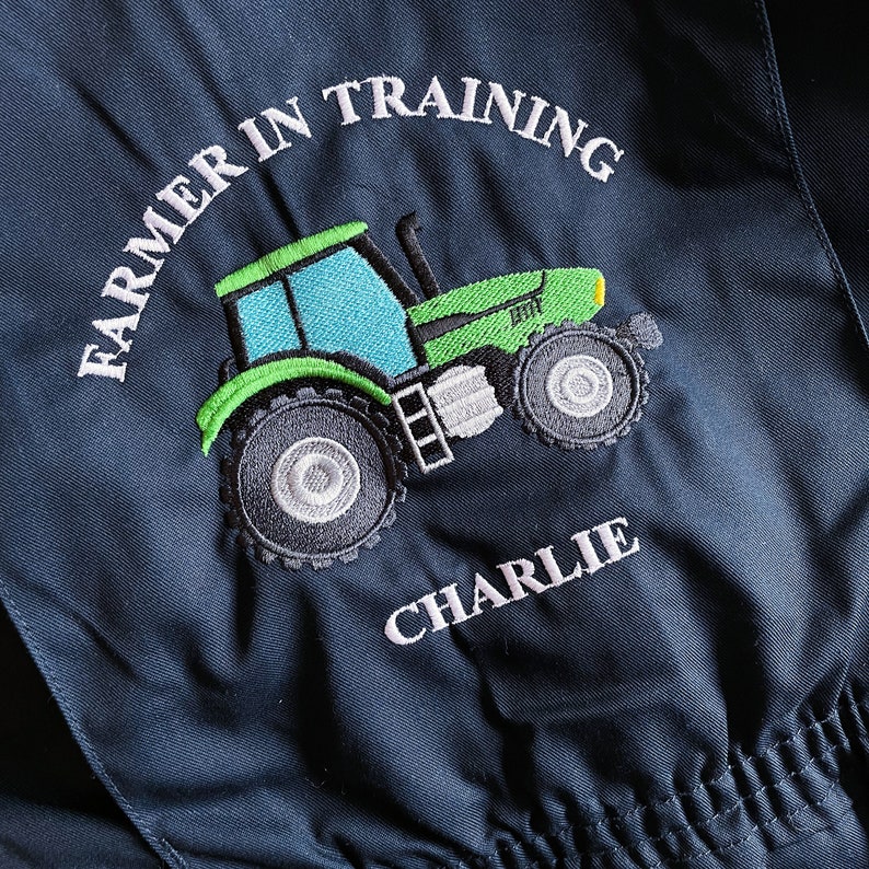 GEPERSONALISEERDE Kids boer in opleiding Navy overalls Boilersuit Puddlesuit verjaardagscadeau, Kids Navygeborduurde boerderij alles in één, tractor thema afbeelding 6