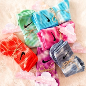 Tie Dye NIKE kindersokken - &#39;The Ripple Dye Collection&#39; - rood, groen, paars, roze, blauw, geel, turkoois, oranje - op maat gemaakt