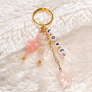 Rosenquarz Schlüsselanhänger Charm | Gold Schlüsselanhänger Charm mit Rosenquarz | Y2K Taschenanhänger Accessoire Schlüsselanhänger | Liebe Manifestation Schlüsselanhänger Charme