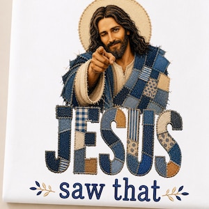 Può includere: Una t-shirt bianca con la grafica di una persona con lunghi capelli castani e barba, che indossa una veste patchwork blu e un'aureola. La persona punta in avanti. Sotto, il testo recita JESUS saw that in grandi lettere blu patchwork.