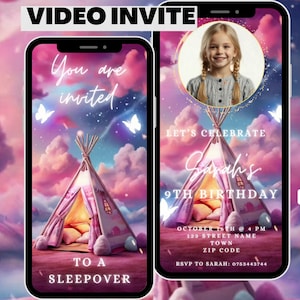 Può includere: Un invito video rosa e blu per una festa in pigiama. L'invito presenta un'immagine di un tipì disegnato con uno sfondo di cielo stellato. Il testo "Sei invitato a una festa in pigiama" è visualizzato sull'invito. L'invito include anche il testo "Celebriamo il 9° compleanno di Sarah" e i dettagli per la festa, tra cui la data, l'ora e le informazioni RSVP.