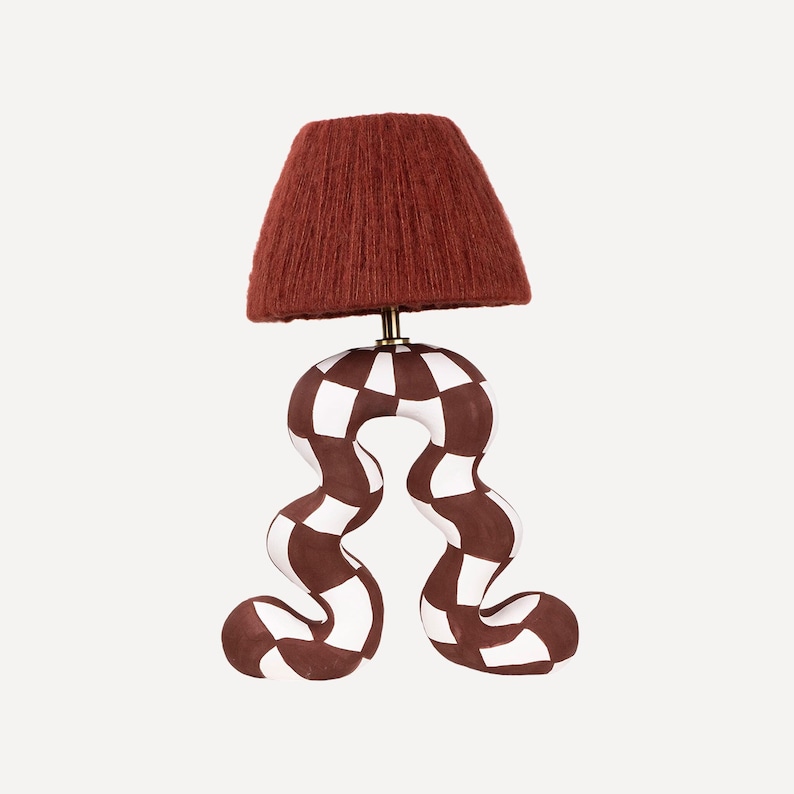 Lámpara de mesa de cerámica con diseño de tablero de ajedrez, hecha a mano: marrón y blanca, pantalla de lana