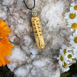 20 # Keltische Ogham Kettingen Taxus. Uniek en liefdevol met de hand gesneden voor heidenen, heksen en iedereen die geïnteresseerd is in bomen. Waarzeggerij Runen.