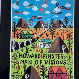 Puede incluir: Una colorida impresión de arte popular con el texto "HOWARD FINSTER" en la parte superior. La obra de arte representa un paisaje vibrante con figuras, casas, árboles y montañas. El título "MAN OF VISIONS" se muestra de forma destacada.