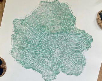 Grote ring met haagbeuk: blauwe Wabi Sabi-houtsnedekunst