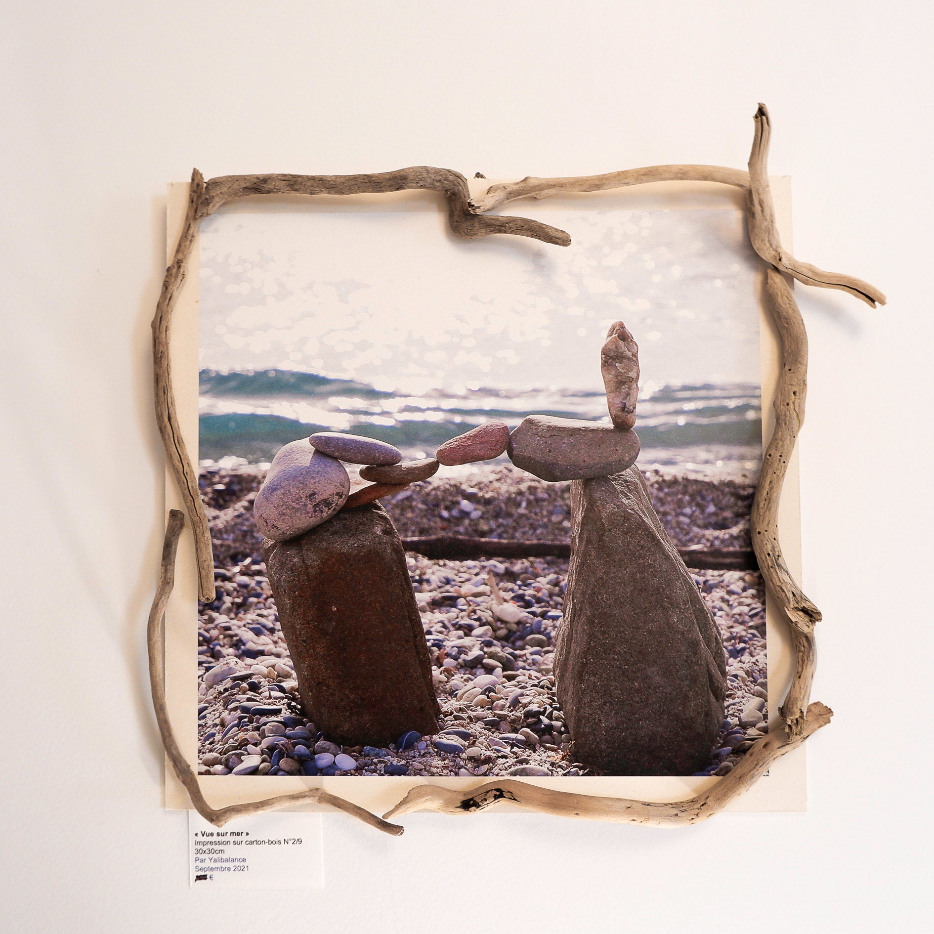 Tableau Photo Pierre Équilibre Vue sur Mer en Bois Flotté Décoration de L'artiste Yalibalance Unique