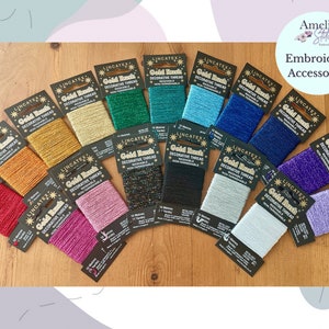 Puede incluir: Surtido de 15 carretes de hilo decorativo Gold Rush en varios colores, incluyendo rojo, naranja, amarillo, verde, azul, morado y plateado. Cada carrete está etiquetado como "Gold Rush Decorative Thread" y tiene 10 metros de largo.