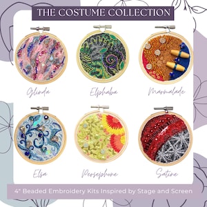 Può includere: Sei kit di ricamo con perline di 10 cm di diametro, presentati in telai di legno. I kit sono intitolati "Glinda", "Elphaba", "Marmalade", "Elsa", "Persephone" e "Satine". Il testo recita "THE COSTUME COLLECTION" e "4" Beaded Embroidery Kits Inspired by Stage and Screen".