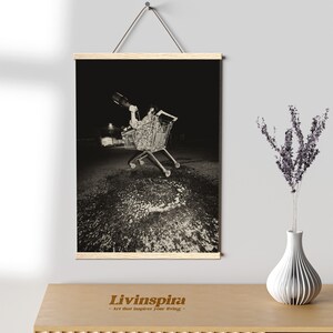 Vrouw met fles in winkelwagen nachtafdruk | Unieke muurkunst voor modern interieur - posterhanger #122