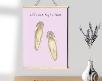 Puede incluir: Una impresión de arte imprimible rosa y blanca con una cita que dice "Life's short, Buy the Shoes". La impresión presenta un par de bailarinas beige con lazos marrones y el logotipo de Chanel.