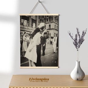 Vintage historisches küssendes Seemanns-Foto | V-J Day Times Square Wanddeko | Black n White Photo Iconic Moment - Posterleiste #129