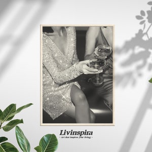 Mujeres de la era disco elegante brindando con vino Decoración de pared / Fotografía en blanco y negro Decoración del hogar / Momento de fiesta elegante – Póster enmarcado n.° 71-1