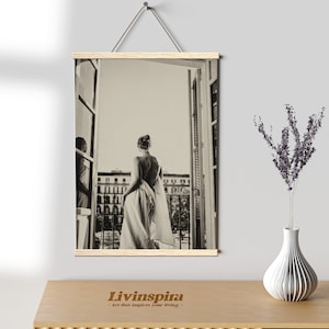 Eleganter Rücken-Pose-Druck | Serene Frau auf der Suche über Balkon | Perfektes Stück für eine moderne Inneneinrichtung - Posterleiste #124