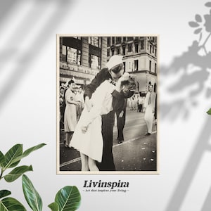 Zeitlose Feier | VJ Day am Times Square | Sailor Leidenschaftliche Umarmung | Ende des Zweiten Weltkriegs – das gerahmte Poster #129