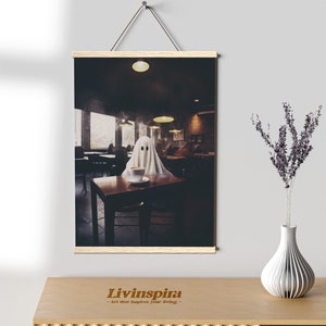 Gespenst im Café Vintage Poster | Halloween-inspirierte Halloween Kunst als Wandbild für ein gruseliges Zuhause - Posterhalter #103-2
