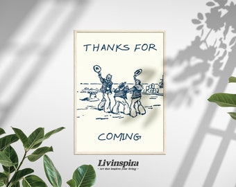 Puede incluir: Una impresión enmarcada blanca con una ilustración azul de tres personas con sombreros y el texto "THANKS FOR COMING" en azul. La impresión está sobre un fondo blanco y tiene el texto "Livinspira - art that inspires your living -" en la parte inferior.