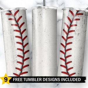 K&ouml;nnte beinhalten: Drei wei&szlig;e Becher mit einem Baseball-Nahtdesign. Die Becher haben einen wei&szlig;en, abgenutzten Hintergrund mit roten N&auml;hten. Der Text "9 FREE TUMBLER DESIGNS INCLUDED" befindet sich am unteren Rand des Bildes.
