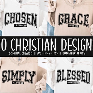 Op de afbeelding: Vier sweaters met ronde hals in wit en beige met zwarte tekst in collegestijl. De ontwerpen bevatten de woorden CHOSEN 1 PETER 2:9, GRACE 2 COR 12:9, SIMPLY BLESSED en BLESSED JOHN 20:29. De centrale tekst luidt 20 CHRISTIAN DESIGNS.