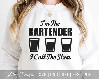 Puede incluir: Sudadera blanca con texto negro que dice "I'm The Bartender I Call The Shots" con tres vasos de chupito negros debajo del texto.
