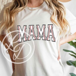 K&ouml;nnte beinhalten: Wei&szlig;es T-Shirt mit dem Wort "MAMA" in roter und schwarzer Baseball-Steppnaht.