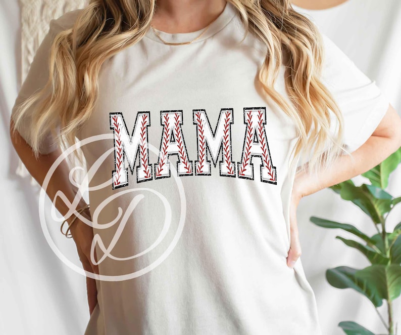 K&ouml;nnte beinhalten: Wei&szlig;es T-Shirt mit dem Wort "MAMA" in roter und schwarzer Baseball-Steppnaht.