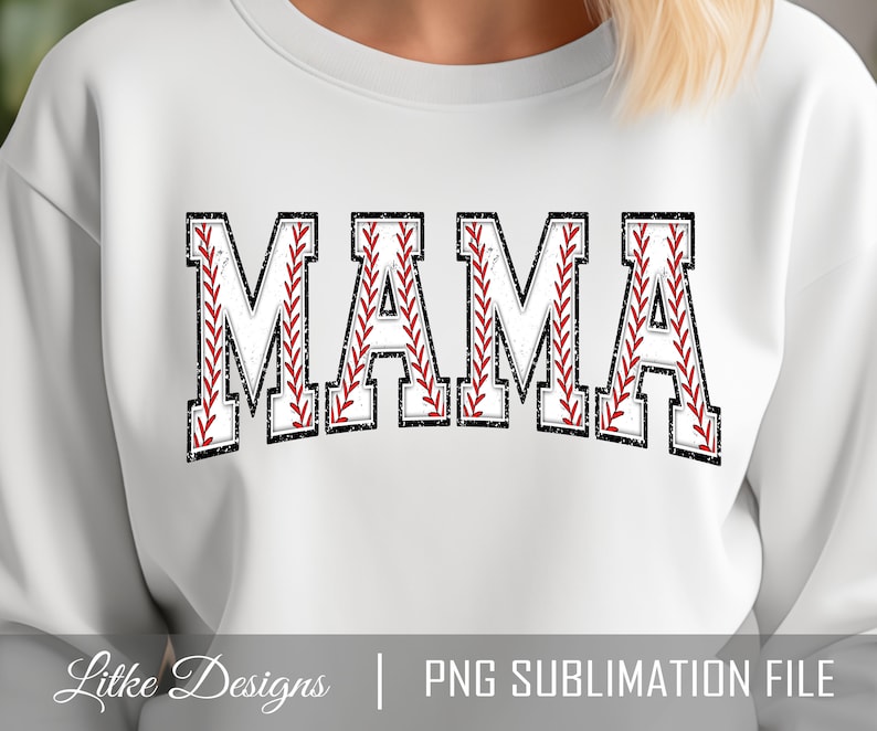 K&ouml;nnte beinhalten: Wei&szlig;er Pullover mit dem Wort "MAMA" in Schwarzwei&szlig; mit einem Baseball-Steppmuster.