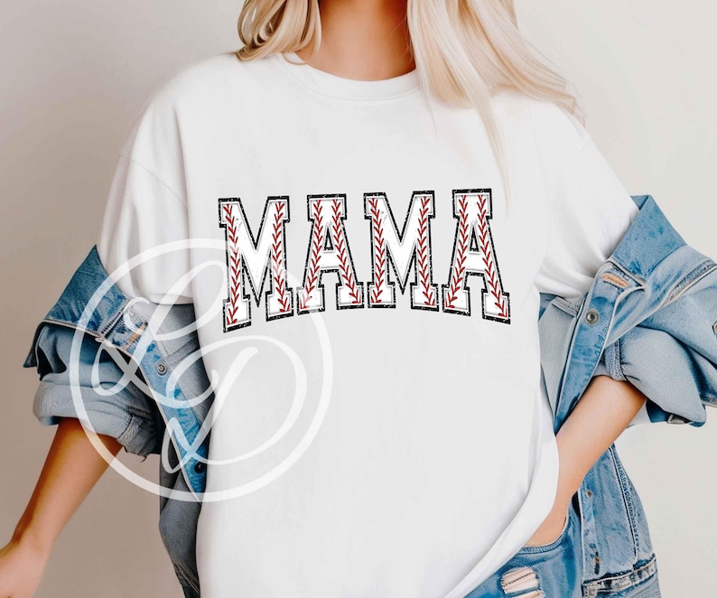 K&ouml;nnte beinhalten: Wei&szlig;es T-Shirt mit dem Wort "MAMA" in roten und schwarzen Buchstaben mit einem Baseball-Stich-Design.