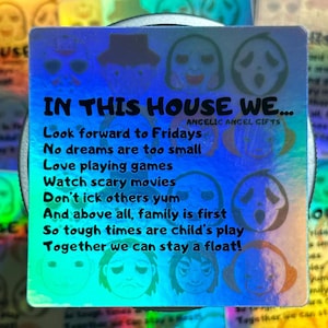 Op de afbeelding: Holografische sticker met de tekst "IN THIS HOUSE WE..." en een lijst met positieve affirmaties. De sticker heeft cartoongezichten en de woorden "ANGELIC ANGEL GIFTS". De sticker is vierkant en heeft een regenboogglans.