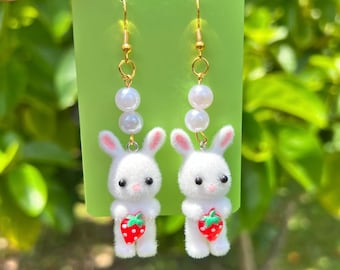 Brincos de coelho com morango flocado, brincos de coelho, joias coquete Cottagecore, brincos de destaque, brincos de Halloween