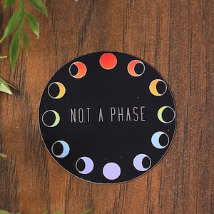Stolz wasserfester Aufkleber | Regenbogen Mondphasen Kunstwerk mit Spruch keine Phase | Gothic LGBTQ + Pride Month Kunst | Wicca okkulte Zeichnung