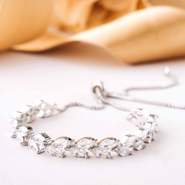 Crystal Bridal bracelet | Wedding Bracelet | Bridal Jewelry Set | Bridesmaid jewelry | Bridesmaid bracelet | Dainty bracelet | HundredHearts