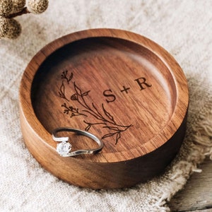 Aangepaste ronde houten ringschotel, verlovingsringhouder, gepersonaliseerde trouwringschotel, huwelijksgeschenk, 5e verjaardagscadeaus, geschenken voor pasgetrouwde