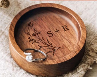 Custom Round Wood Ring Dish, Gift for Mom, Engagement Ring Holder, Wedding Ring Dish, Wedding Gift, Newlywed Gifts, 5th Anniversary Gifts