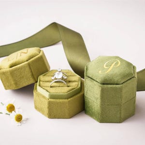 Portagioie in velluto a triplo scomparto, 21 colori, personalizzabile con anelli di fidanzamento, matrimonio, matrimonio o monogramma, ideale anche come portagioie per la proposta di matrimonio. immagine 5