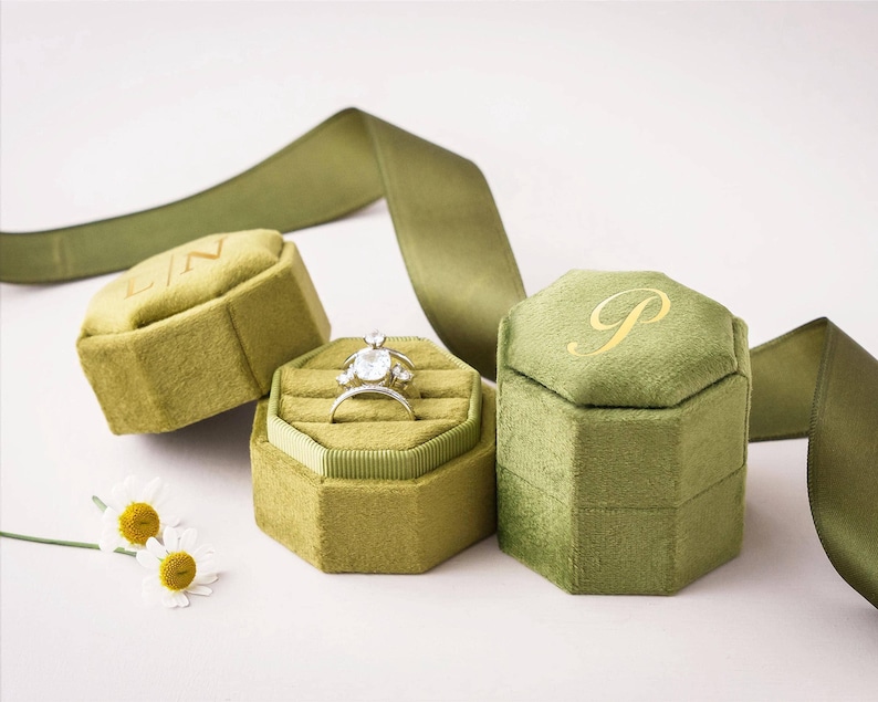 Portagioie in velluto a triplo scomparto, 21 colori, personalizzabile con anelli di fidanzamento, matrimonio, matrimonio o monogramma, ideale anche come portagioie per la proposta di matrimonio. immagine 5