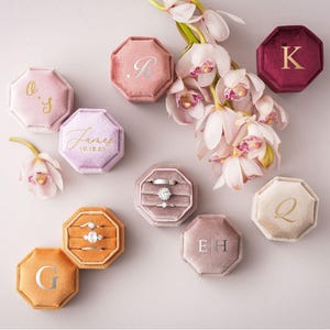 Portagioie in velluto a triplo scomparto, 21 colori, personalizzabile con anelli di fidanzamento, matrimonio, matrimonio o monogramma, ideale anche come portagioie per la proposta di matrimonio. immagine 8
