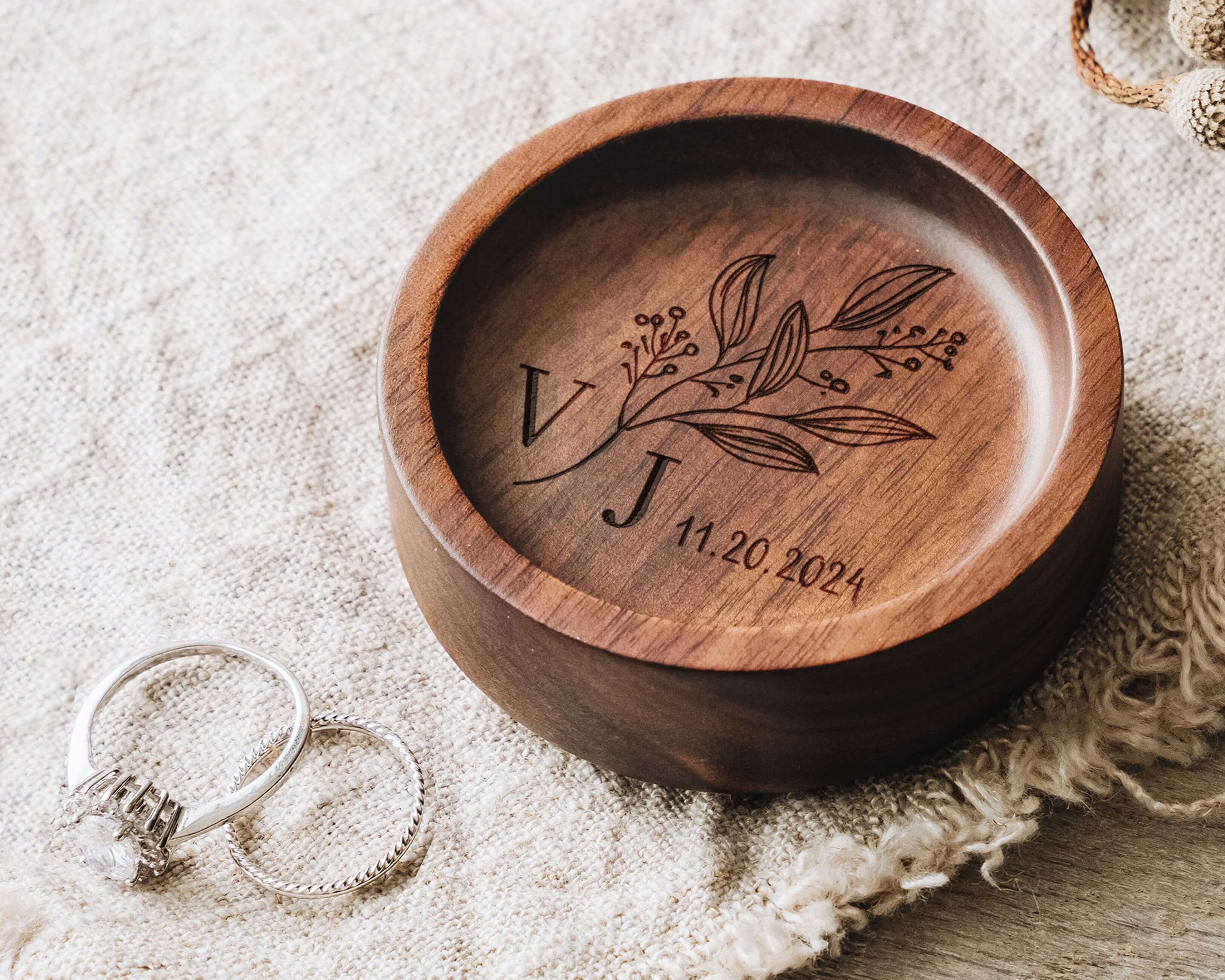 Custom Round Wood Ring Dish, Engagement Ring Holder, Personalized Wedding Ring Dish, Wedding Gift, 5th Anniversary Gifts, Gifts for Newlywed