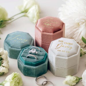 Portagioie in velluto a triplo scomparto, 21 colori, personalizzabile con anelli di fidanzamento, matrimonio, matrimonio o monogramma, ideale anche come portagioie per la proposta di matrimonio. immagine 9