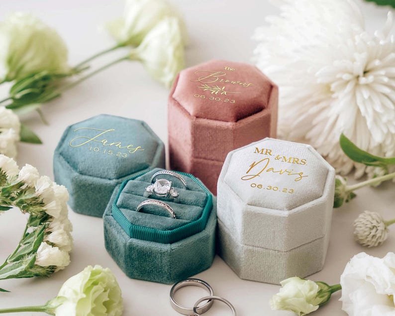 Portagioie in velluto a triplo scomparto, 21 colori, personalizzabile con anelli di fidanzamento, matrimonio, matrimonio o monogramma, ideale anche come portagioie per la proposta di matrimonio. immagine 9