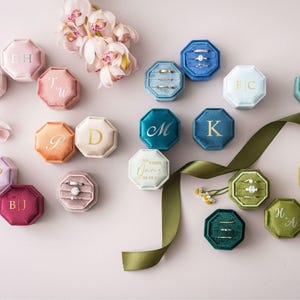 Portagioie in velluto a triplo scomparto, 21 colori, personalizzabile con anelli di fidanzamento, matrimonio, matrimonio o monogramma, ideale anche come portagioie per la proposta di matrimonio. immagine 6