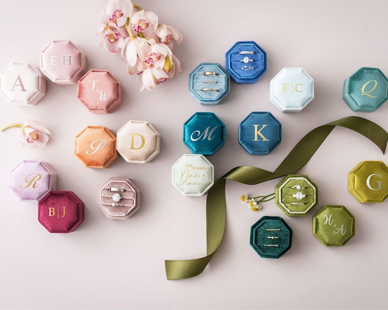 Portagioie in velluto a triplo scomparto, 21 colori, personalizzabile con anelli di fidanzamento, matrimonio, matrimonio o monogramma, ideale anche come portagioie per la proposta di matrimonio. immagine 6
