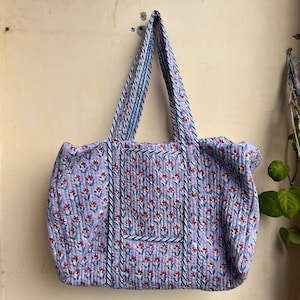 Gesteppte Duffle Tote Schulter Patch Tasche Baumwolle Handprint Floral Umweltfreundliche nachhaltige Tasche, Yoga Shopping Strand Künstler Boho Wochenendtasche