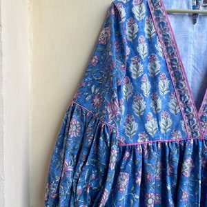 mix color floral printed cotton long maxi dress, traditional casual wear long maxi dress, v neckline boho maxi dress zdjęcie 3