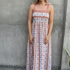 花柄ボヘミアンマキシドレス：スクエアネックのコットンサマードレス