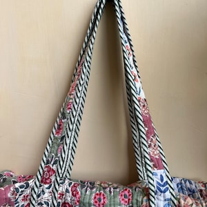 Sac fourre-tout matelassé à bandoulière en coton, empreinte de main, floral, écologique, durable, yoga, shopping, plage, artiste, boho, sac, week-end image 2