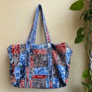 Gesteppte Duffle Tote Schulter Patch Tasche Baumwolle Handprint Floral Umweltfreundliche nachhaltige Tasche, Yoga Shopping Strand Künstler Boho Wochenendtasche