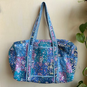 Gesteppte Duffle Tote Schulter Patch Tasche Baumwolle Handprint Floral Umweltfreundliche nachhaltige Tasche, Yoga Shopping Strand Künstler Boho Wochenendtasche