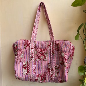 Gesteppte Duffle Tote Schulter Patch Tasche Baumwolle Handprint Floral Umweltfreundliche nachhaltige Tasche, Yoga Shopping Strand Künstler Boho Wochenendtasche
